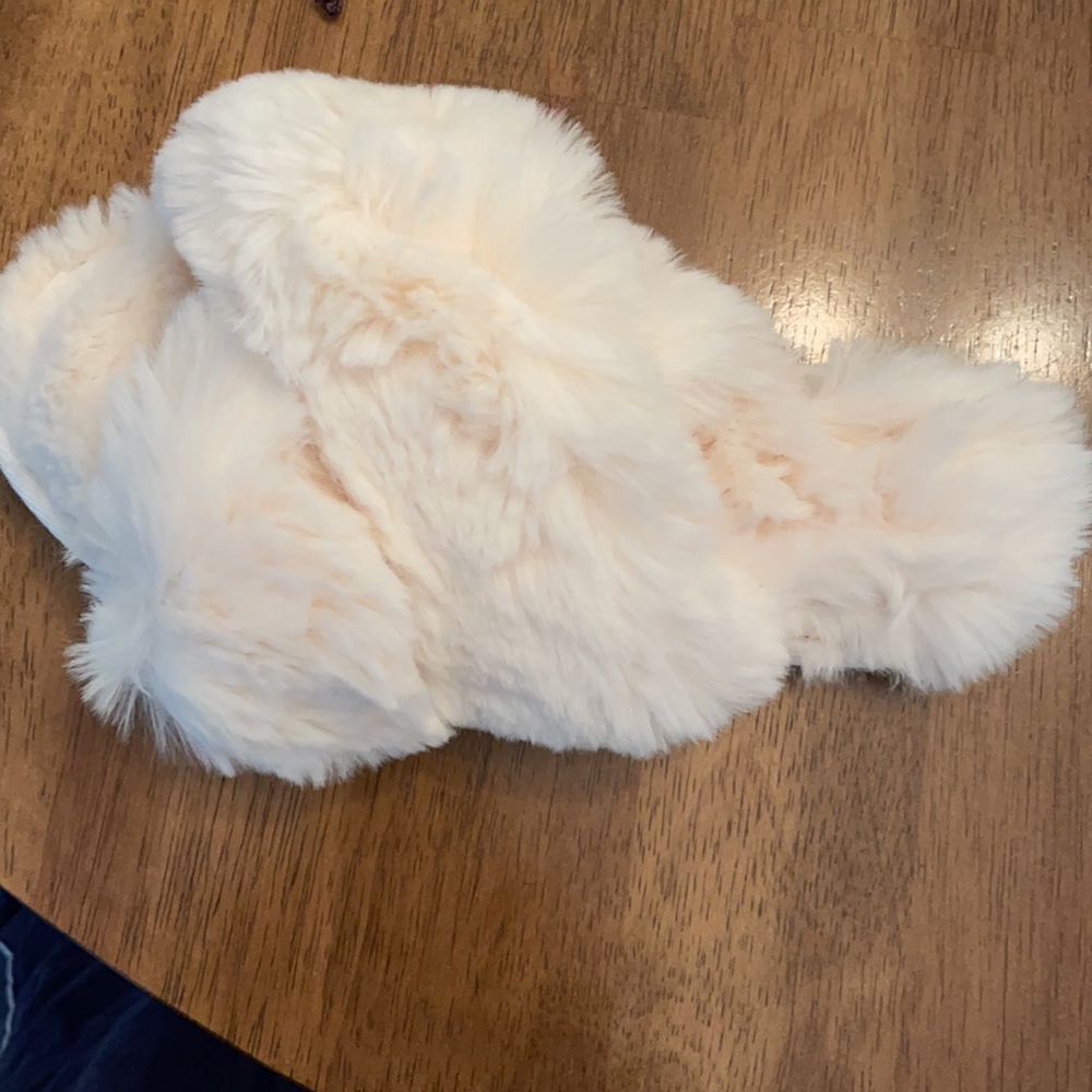 GREAT GIFT! 🎁 NWT FamiPort Fuzzy Cross Band Slippers - Picture 3 of 5